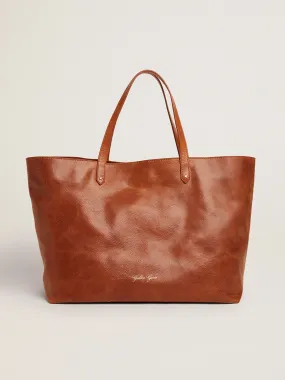 Pasadena Bag in tan-colored glossy hammered leather with gold logo on the front